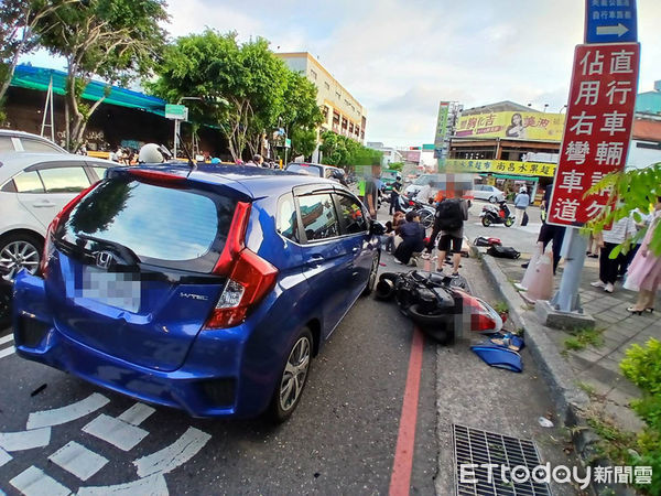 ▲台南市北區公園南路與北門路口有交通事故，多部汽車、機車多輛撞在一起，計有4人輕傷，現場因下班時間造成大塞車，警方請民眾提前改道行駛。（圖／民眾提供，下同）