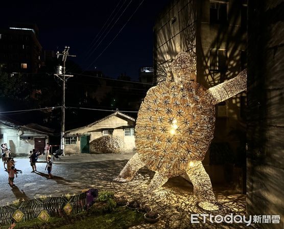 ▲2024桃園地景藝術節於龜山展出，憲光二村內一共展出《龜吉拉的守護》、《五龜同心》、《遇見魚》三展品。（圖／記者彭懷玉攝）