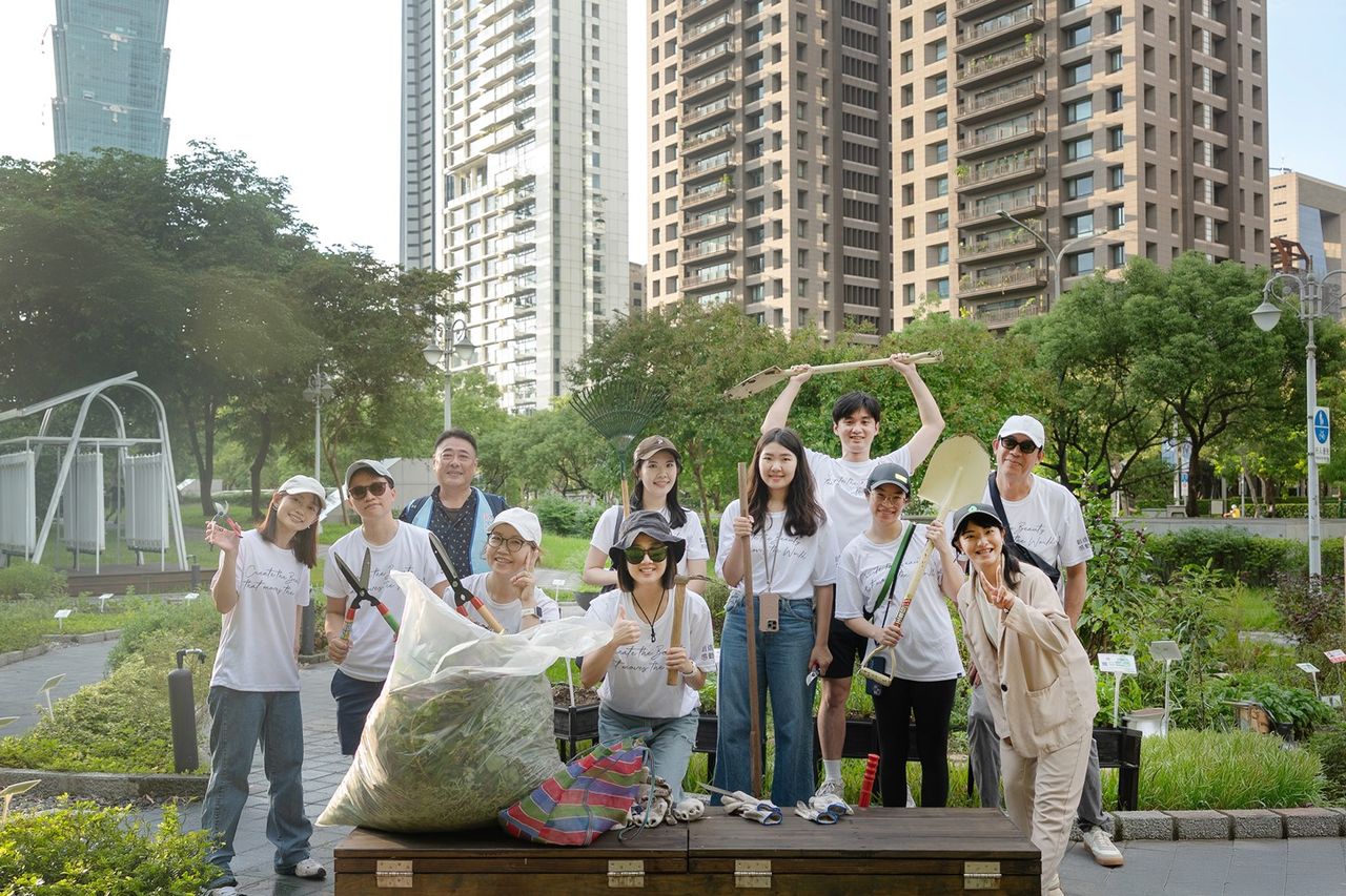 ▲▼台灣萊雅ESG活動。萊雅集團於全球舉行「萊雅公民日」(Citizen Day)，邀請員工擔任一日企業志工，透過參與公益活動回饋社會及環境，已連續進行15年。（圖／台灣萊雅提供）