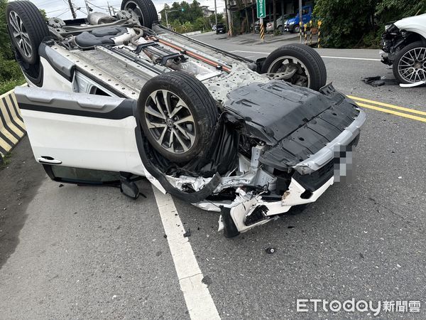 ▲▼白色休旅車突衝撞對向停等紅燈的保時捷，造成白車當場翻覆             。（圖／記者游芳男翻攝）