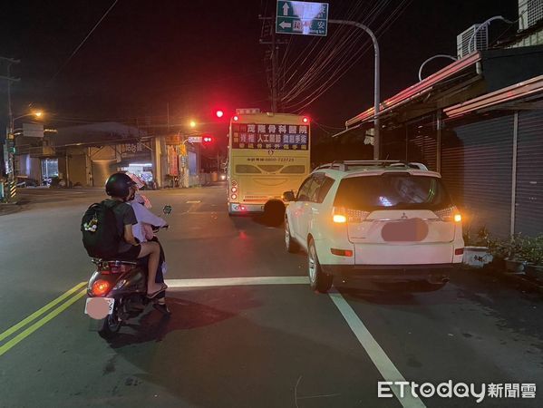 ▲屏東市自小客車追撞大客車            。（圖／記者陳崑福翻攝）