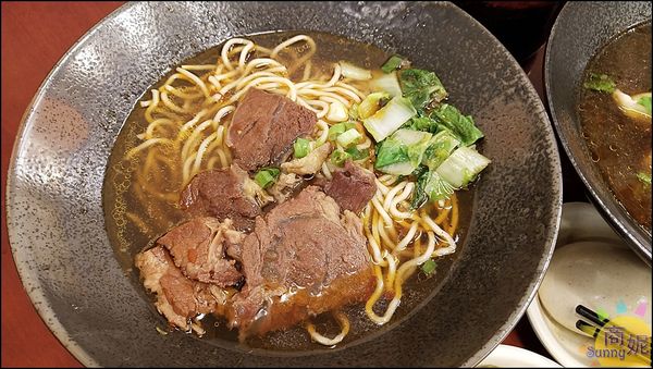 逢甲50年老牛肉麵店！半筋半肉入口即化、湯喝不夠還能免費續碗