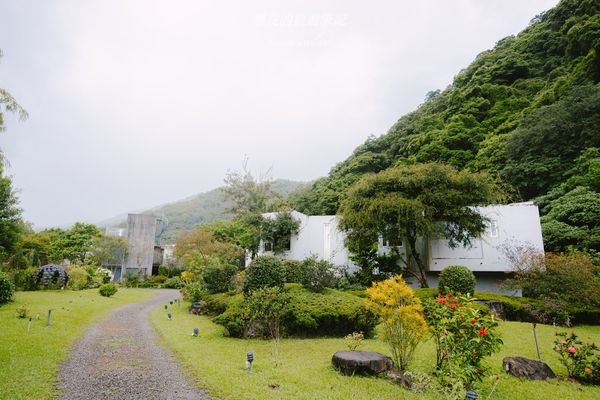 ▲▼宜蘭礁溪民宿有朋會館山巒下的自然民宿，每一棟都宛如藝術品。（黑皮提供）