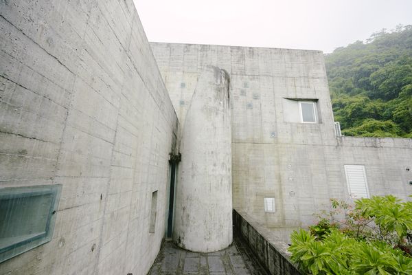 ▲▼宜蘭礁溪民宿有朋會館山巒下的自然民宿，每一棟都宛如藝術品。（黑皮提供）