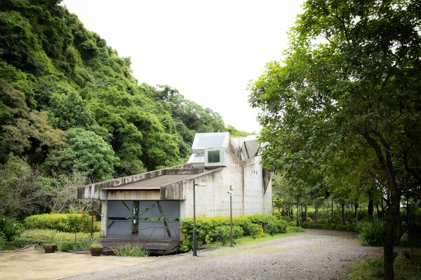 ▲▼宜蘭礁溪民宿有朋會館山巒下的自然民宿，每一棟都宛如藝術品。（黑皮提供）