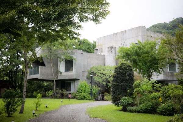 ▲▼宜蘭礁溪民宿有朋會館山巒下的自然民宿，每一棟都宛如藝術品。（黑皮提供）