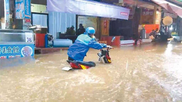 金山地區不敵山陀兒帶來致災性雨量，市區淹水高度一度及膝。（圖／民眾提供）