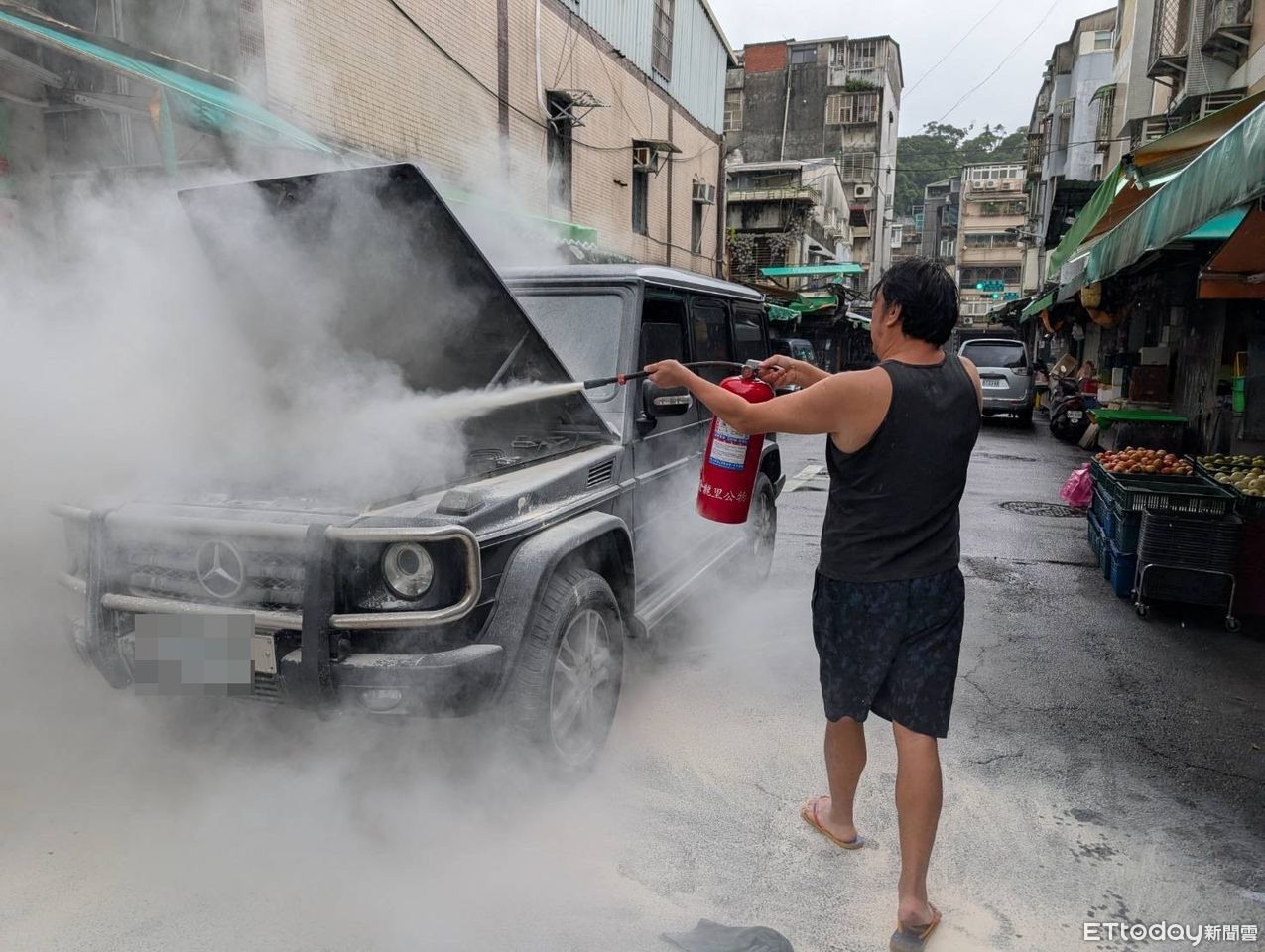 ▲▼       九孔賓士大Ｇ火燒車，驚慌滅火畫面      。（圖／記者黃彥傑翻攝）