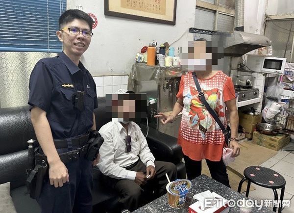 ▲里港警分局九如分駐所巡佐張泄文、警員王淑燕、蘇皇旗助洪男返家             。（圖／記者陳崑福翻攝）