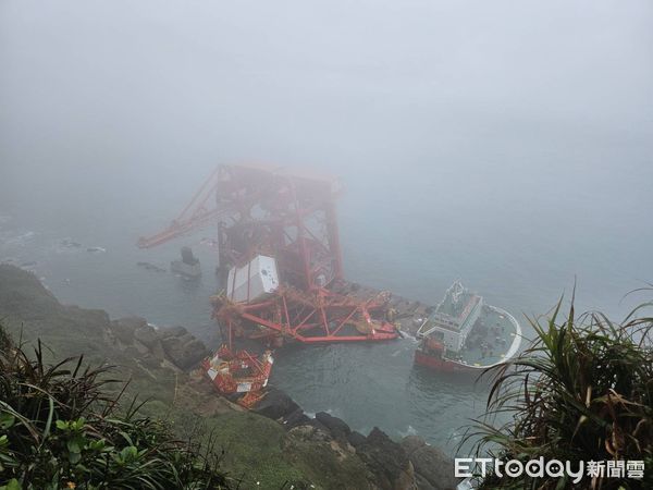 ▲▼陸貨輪擱淺野柳。（圖／記者郭世賢翻攝）