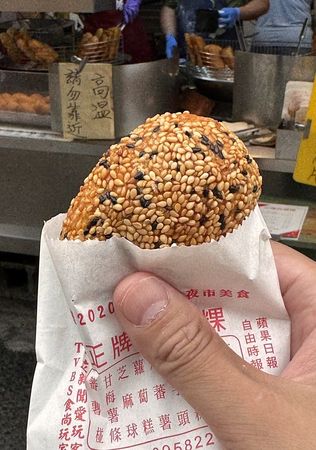 ▲▼高雄夜市飄香70年古早味 正牌白糖粿超香脆美味，一個竟只要18塊！（圖／部落客小虎提供）