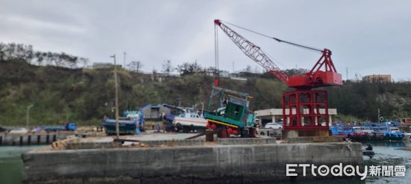 ▲國軍水下作業大隊支援排除阻礙。（圖／記者楊漢聲翻攝）