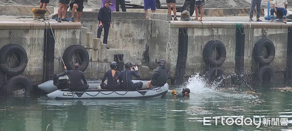 ▲國軍水下作業大隊支援排除阻礙。（圖／記者楊漢聲翻攝）