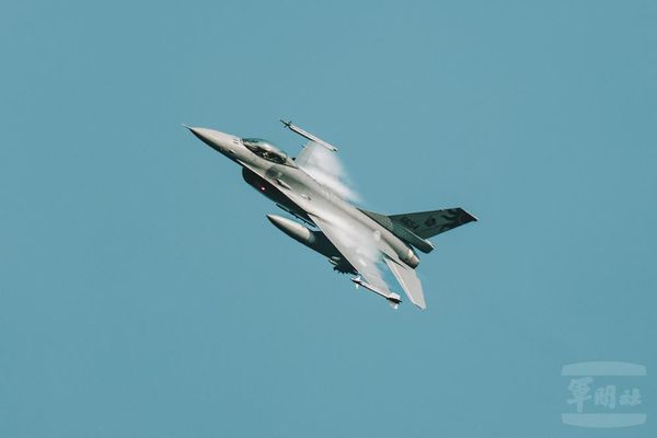 空軍戰術總驗收，戰機空中纏鬥考驗臨場反應，F-16V參與競賽。（圖／軍聞社）