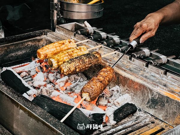 ▲▼這次發現了一家叫「麥飯石燜烤玉米」的烤玉米店，讓我大愛上。（圖／部落客胖貓咪的奇幻旅程授權提供，勿擅自翻攝）