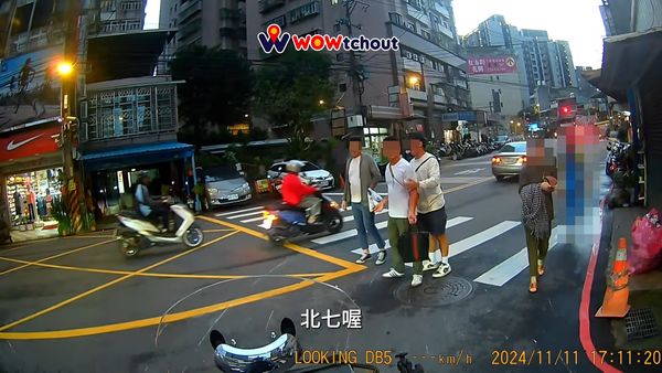 ▲▼新北3男「斑馬線等小黃」！騎士不敢過被嗆　網看警解決方式嘆氣。（圖／翻攝WoWtchout-地圖型行車影像分享平台）