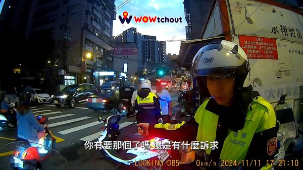 ▲▼新北3男「斑馬線等小黃」！騎士不敢過被嗆　網看警解決方式嘆氣。（圖／翻攝WoWtchout-地圖型行車影像分享平台）