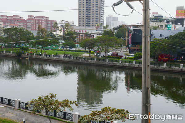 ▲台南市安平區建平十七街台南運河內，15日下午傳出有人落水，台南市消防下水救起1名年約50歲林姓女子，林女意識清楚，馬上以護車送台南醫院救治。 （圖／民眾提供，下同）