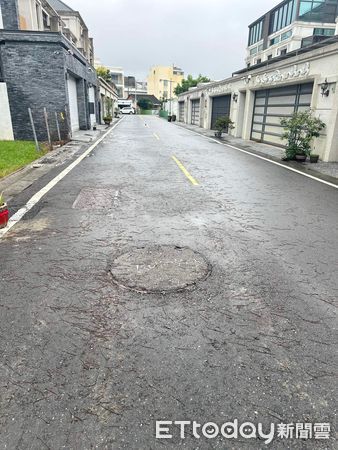 ▲雲林斗六棒球場住宅社區出現大量蚯蚓。（圖／記者王悉宇翻攝）