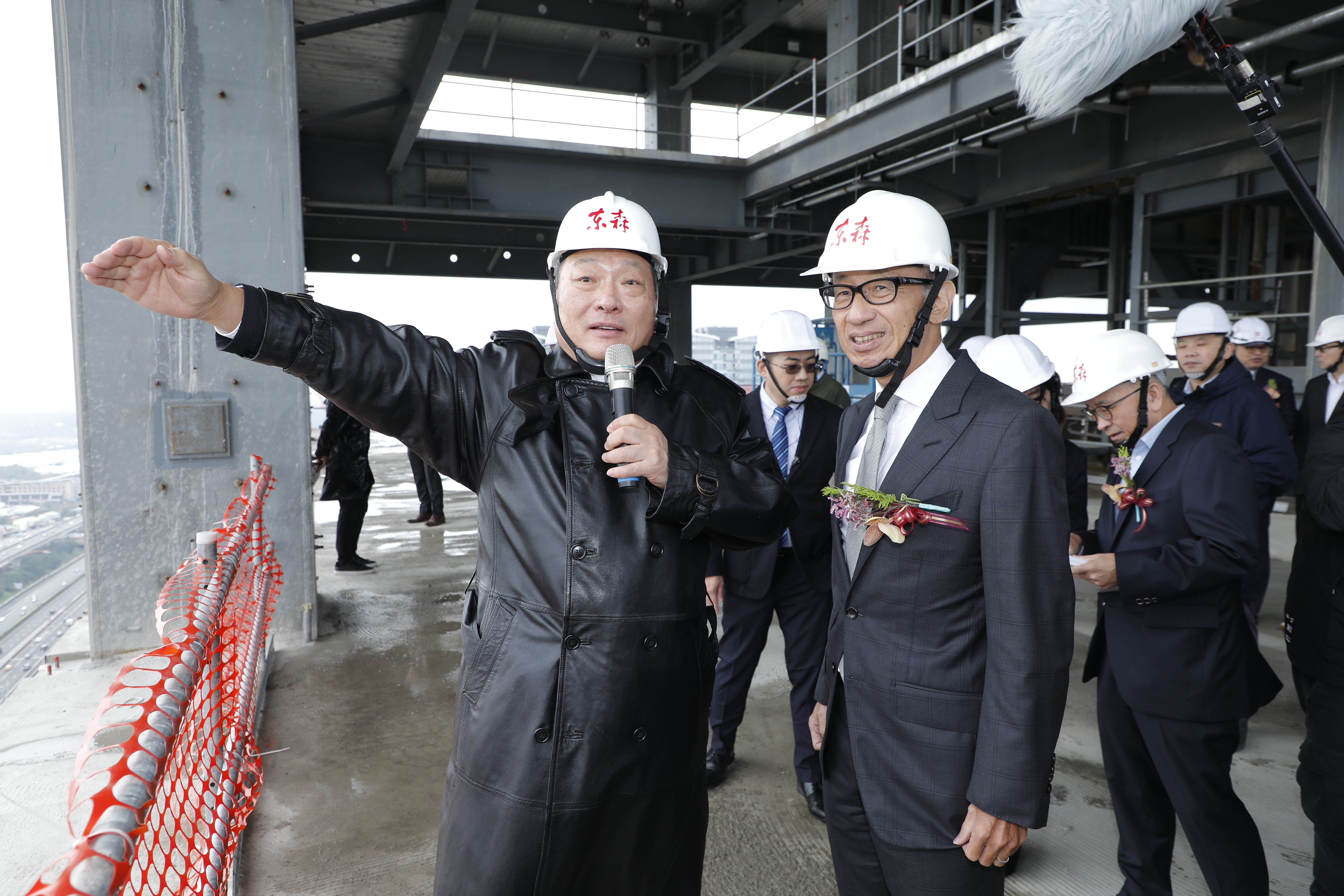 ▲▼東森集團全球營運總部恩典大樓上樑典禮22日舉行，東森集團王令麟晶華酒店董事長潘思亮，以及東森集團合作夥伴熱情參與。（圖／記者湯興漢攝）