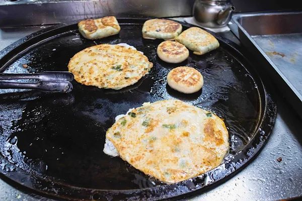 ▲▼巨無霸韭菜盒與噴汁餡餅，霧峰榮記攤車成美食界隱藏冠軍。（圖／美熊很愛吃授權提供）