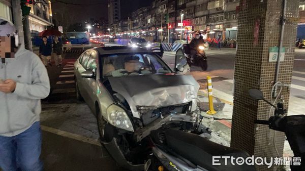 ▲▼▲信義區2台自小客車發生碰撞事故，其中一台受到撞擊後又碰撞捷運圍籬。（圖／記者邱中岳翻攝）