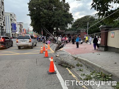 阿北接孫放學！車暴衝鏟斷電桿　保時捷「高速逃離」機警畫面曝