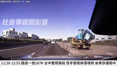 國道驚魂！怪手「脫窗」噴飛　狠砸後方2車...恐怖畫面曝光