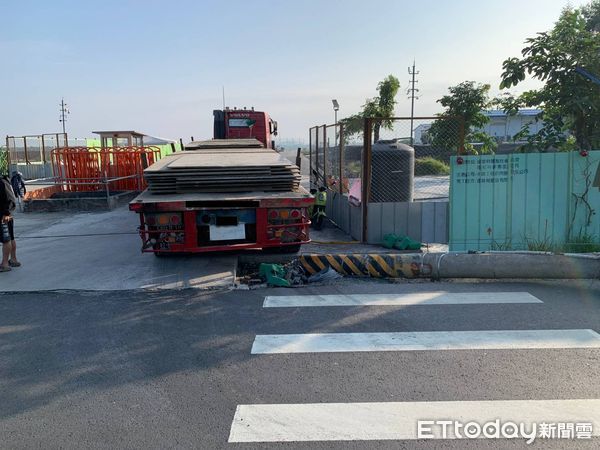 ▲屏東市堤防路曳引車事故             。（圖／記者陳崑福翻攝）