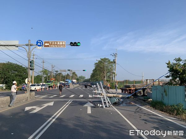 ▲屏東市堤防路曳引車事故             。（圖／記者陳崑福翻攝）