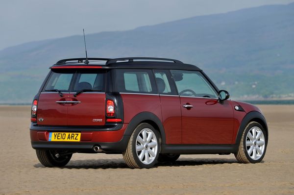 2007年登場的「Mini Clubman」，以其更寬敞的內部空間與獨特的對開式尾門設計，吸引了追求實用性的用戶群體。