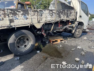 國3水上路段小貨車撞3施工車！機械零件四處噴　對向轎車慘被波及