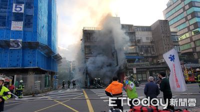 快訊／北市濟南路火警！1樓突冒火舌「濃煙竄天」　住戶驚慌逃生