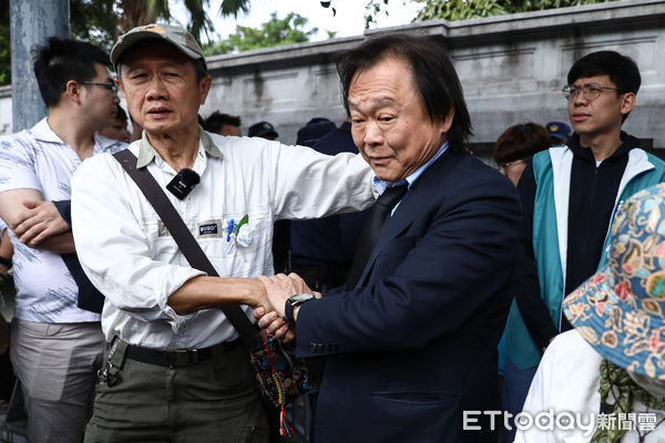 ▲民進黨立委王世堅出席「追思白玫瑰」活動，並慰問受害者家屬。（圖／記者林敬旻攝）