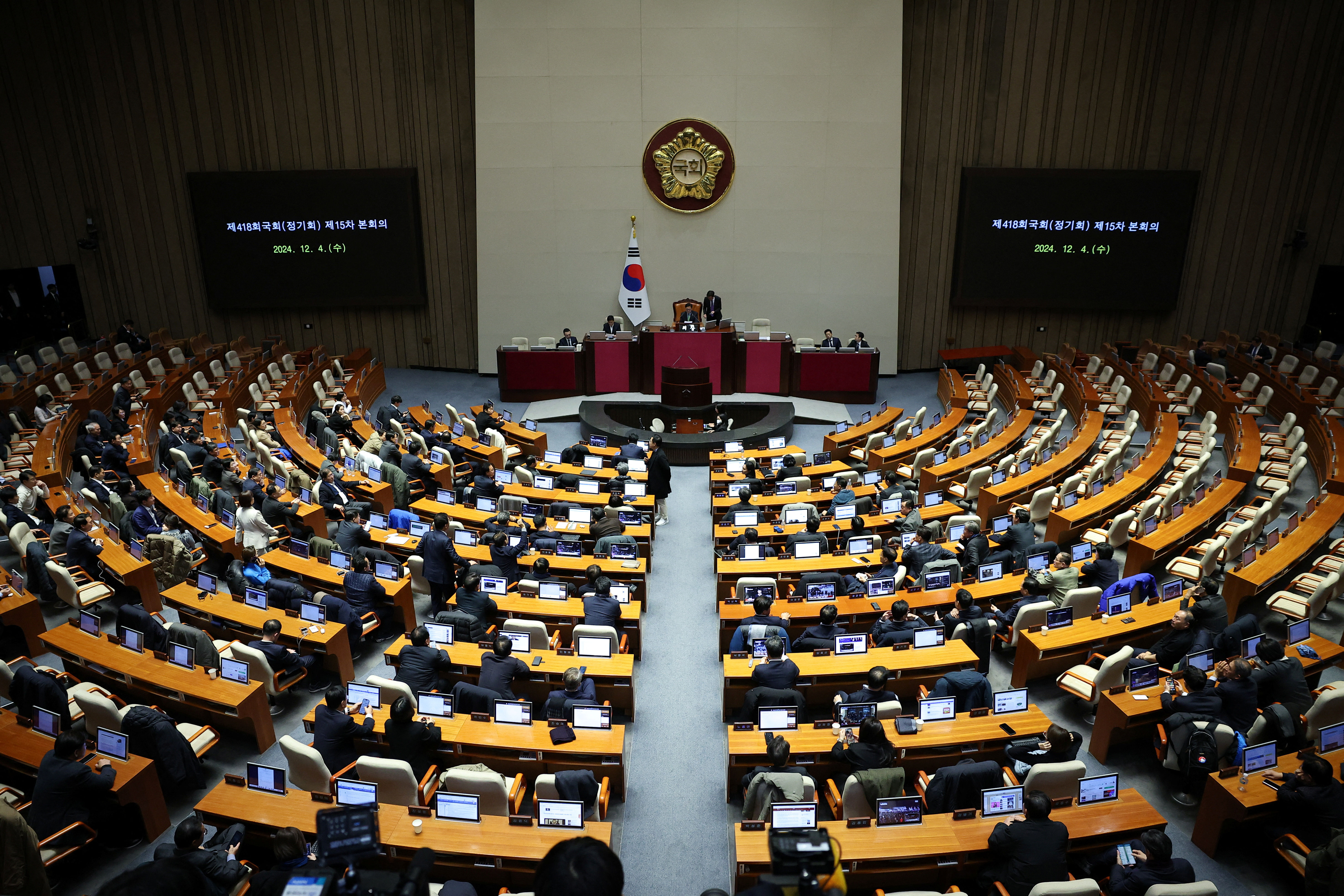 ▲南韓國會稍早190票全體通過解除戒嚴。（圖／路透）