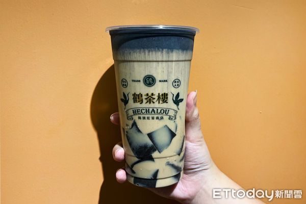 ▲▼鶴茶樓推出季節限定「芝麻糊奶蓋」。（圖／鶴茶樓 Hechaloutea提供）