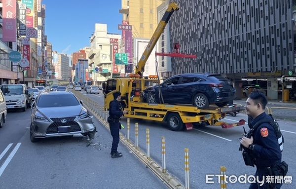 ▲▼幸好無人受傷，警方調來拖吊車排除事故車輛。（圖／中壢警分局提供）