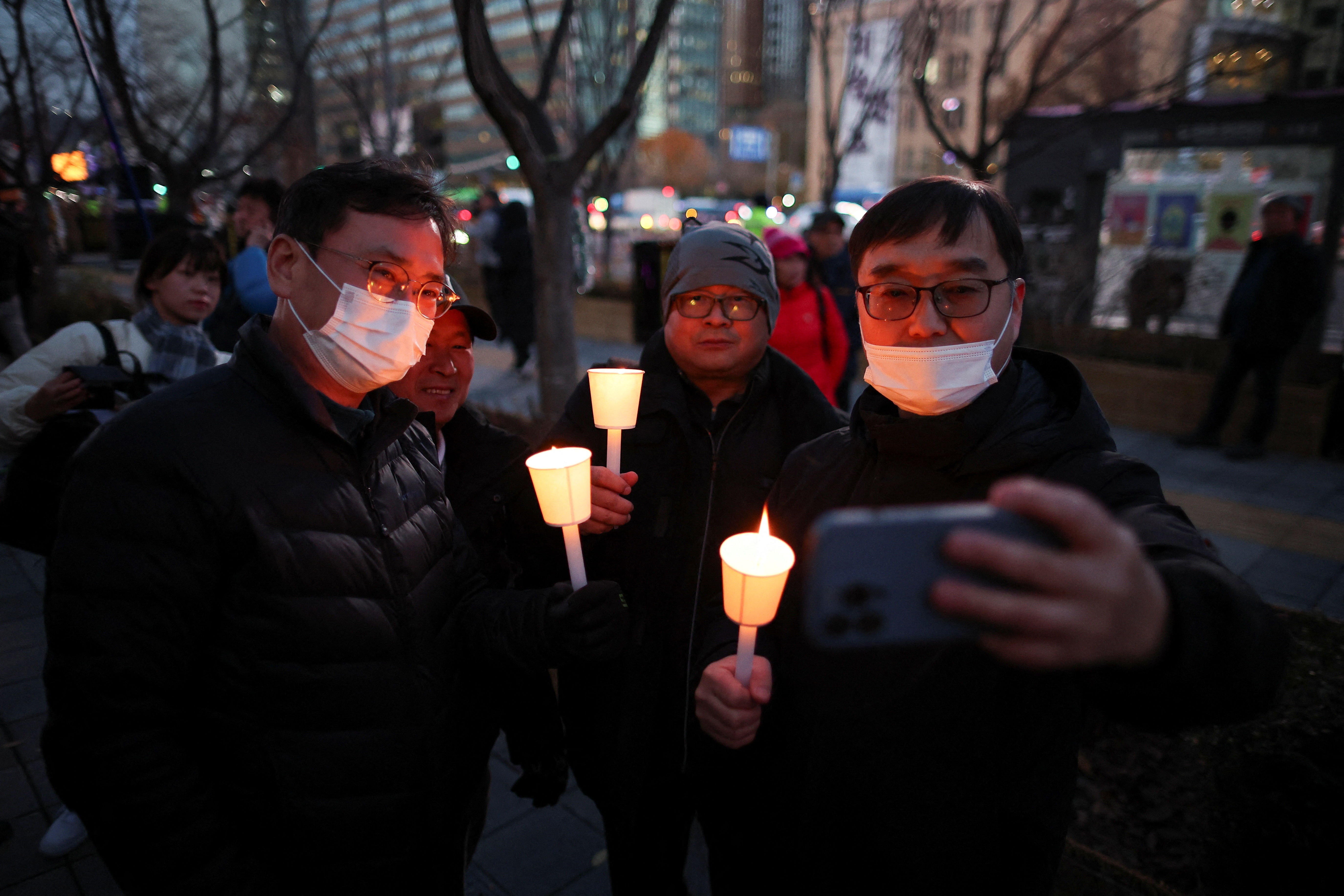 ▲▼ 南韓各地舉行燭光集會，要求尹錫悅下台。（圖／路透）