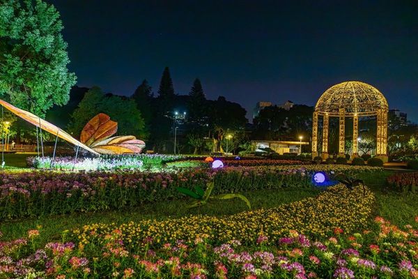 ▲2024士林官邸菊展~菊伴動物派對夜間照。（圖／公園處提供）