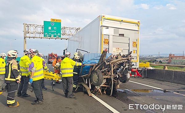 ▲台61線北向21.3K桃園市大園段今天下午發生3車追撞事故，警消到場從變形小貨車中搶救受困傷者。（圖／記者沈繼昌翻攝）