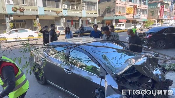 ▲▼酒駕男子連撞6車，當地里長驚嚇「騎士黏單車」。（圖／民眾提供，下同）