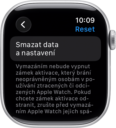 Apple Watch s položkou Smazat data a nastavení