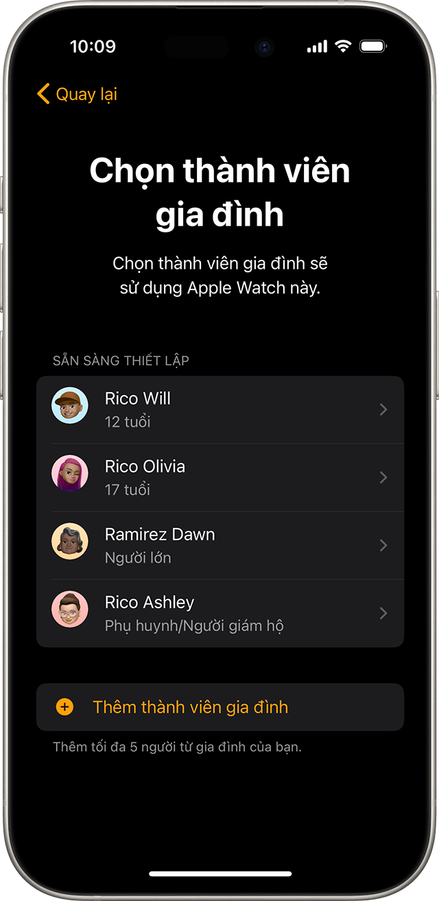 iPhone hiển thị màn hình để người dùng chọn thành viên gia đình sẽ sử dụng đồng hồ