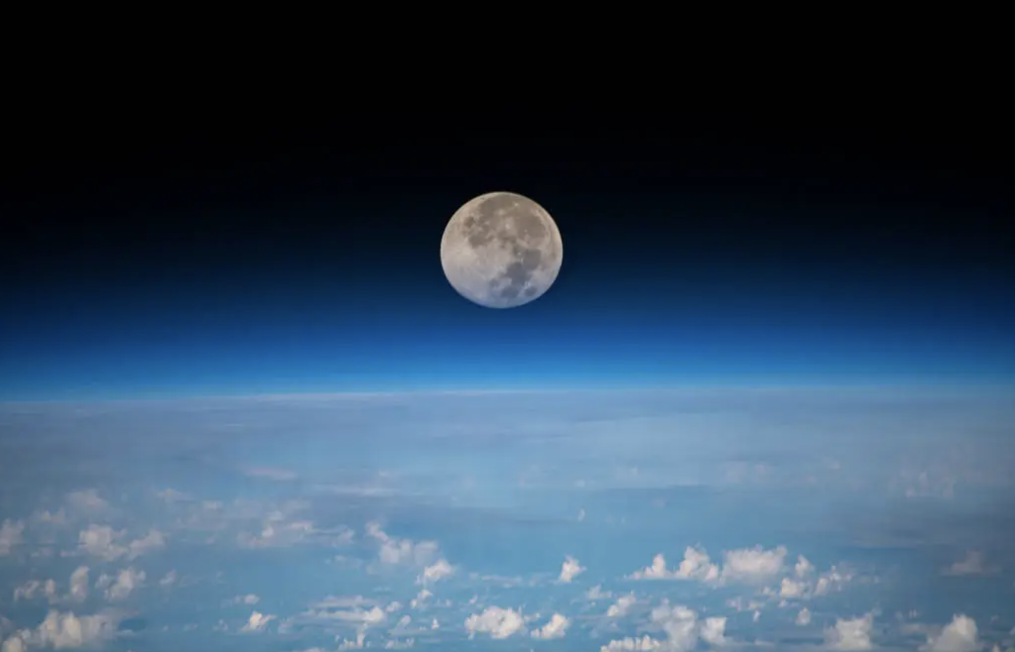 En esta imagen, se ve la luna llena mientras la Estación Espacial Internacional orbita a 409 kilómetros (254 millas) sobre el océano Pacífico al noreste de Guam.