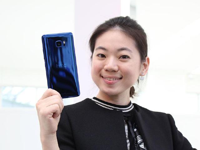 3D曲面美背手機 HTC U Ultra與U Play動手玩