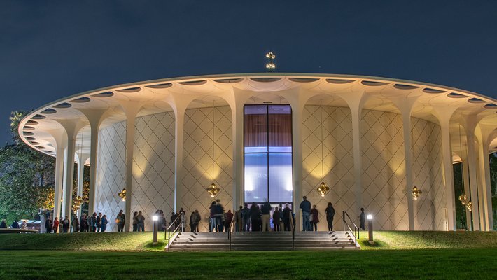 audience lined up outside of beckman auditorium