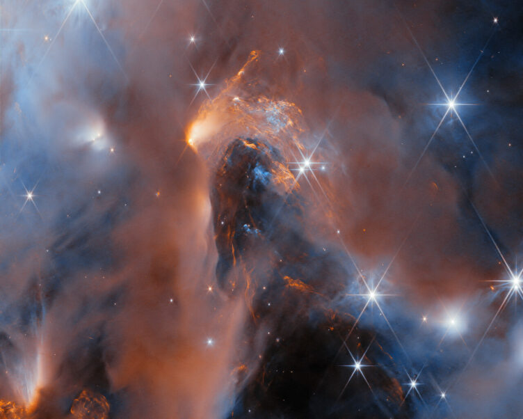 Pormenor da Nebulosa NGC 1333 observada em 2023 com o telescópio espacial James Webb