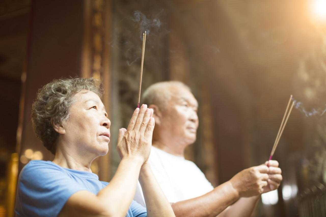 19歲獨子信上帝，老爸「代代拿香拜帝君」急阻擋…當親子信仰不同，如何找到和諧相處之道？