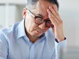 眼睛也會中風？50歲後當心「眼中風」失明　醫師：注意6大危險因子