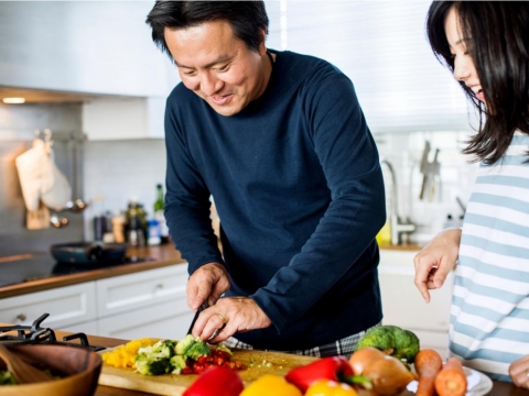 誰說操持家務是女人的本分？調查發現平均分擔家事的夫妻，婚姻更美滿且幸福